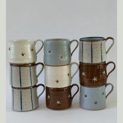 Lysebl kopper med striber