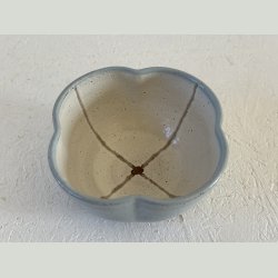 Lysebl blomsterskle.