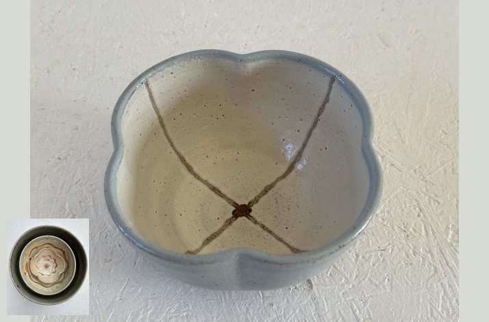 Lysebl blomsterskle.