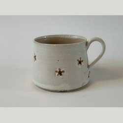 Hvide kopper med blomst.