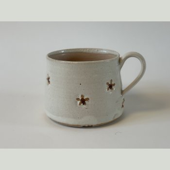 Hvide kopper med blomst.