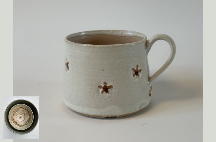 Hvide kopper med blomst.