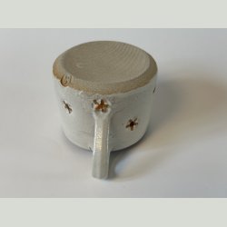 Hvide kopper med blomst.