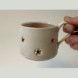 Hvide kopper med blomst.