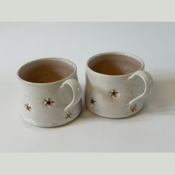 Hvide kopper med blomst.