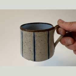 Lysebl kopper med striber